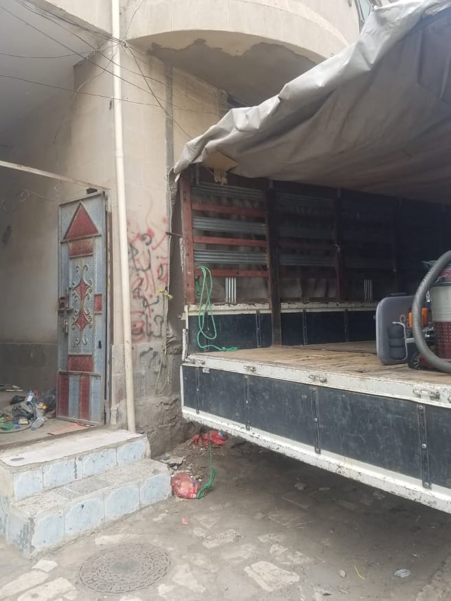 صنعاء.. مليشيات الحوثي تقتحم منزل مسؤول بارز في الشرعية وتنهب كل مايتواجد به (الاسم)
