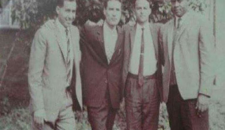 شاهد صورة نادرة تجمع الرئيس هادي بالرئيس السابق معمر القذافي في بريطانيا برفقة شخصيات عسكرية يمنية بارزة 