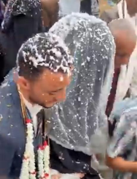 ولأول مرة ..شاهد حفل زفاف يمني مختلط بمشاركة الرجال والنساء وحضور العروسين