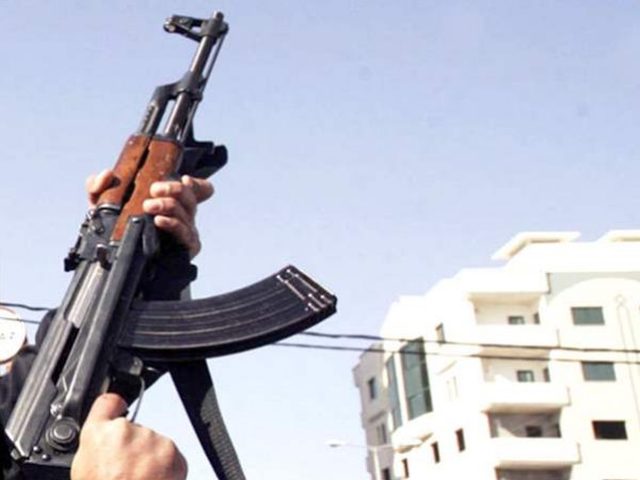 طفل في محافظة لحج يلقي مصرعه بطلقة رصاص اثنا عبثه بالسلاح