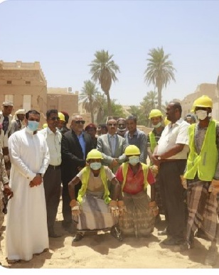 الوزير الارياني يطلع على حجم الأضرار بالمناطق المتضررة جراء سيول الأمطار بمدينة تريم