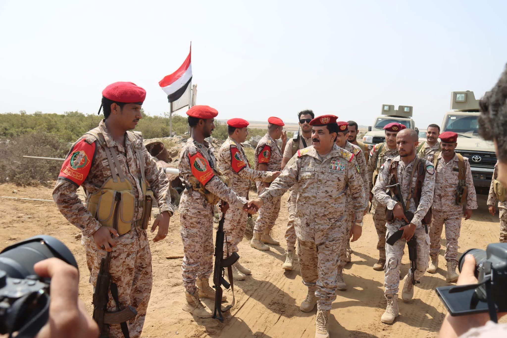 حجة.. وزير الدفاع يطلع على ما يسطره منتسبي المنطقة العسكرية الخامسة من بطولات في التصدي لاعتداءات مليشيا الحوثي