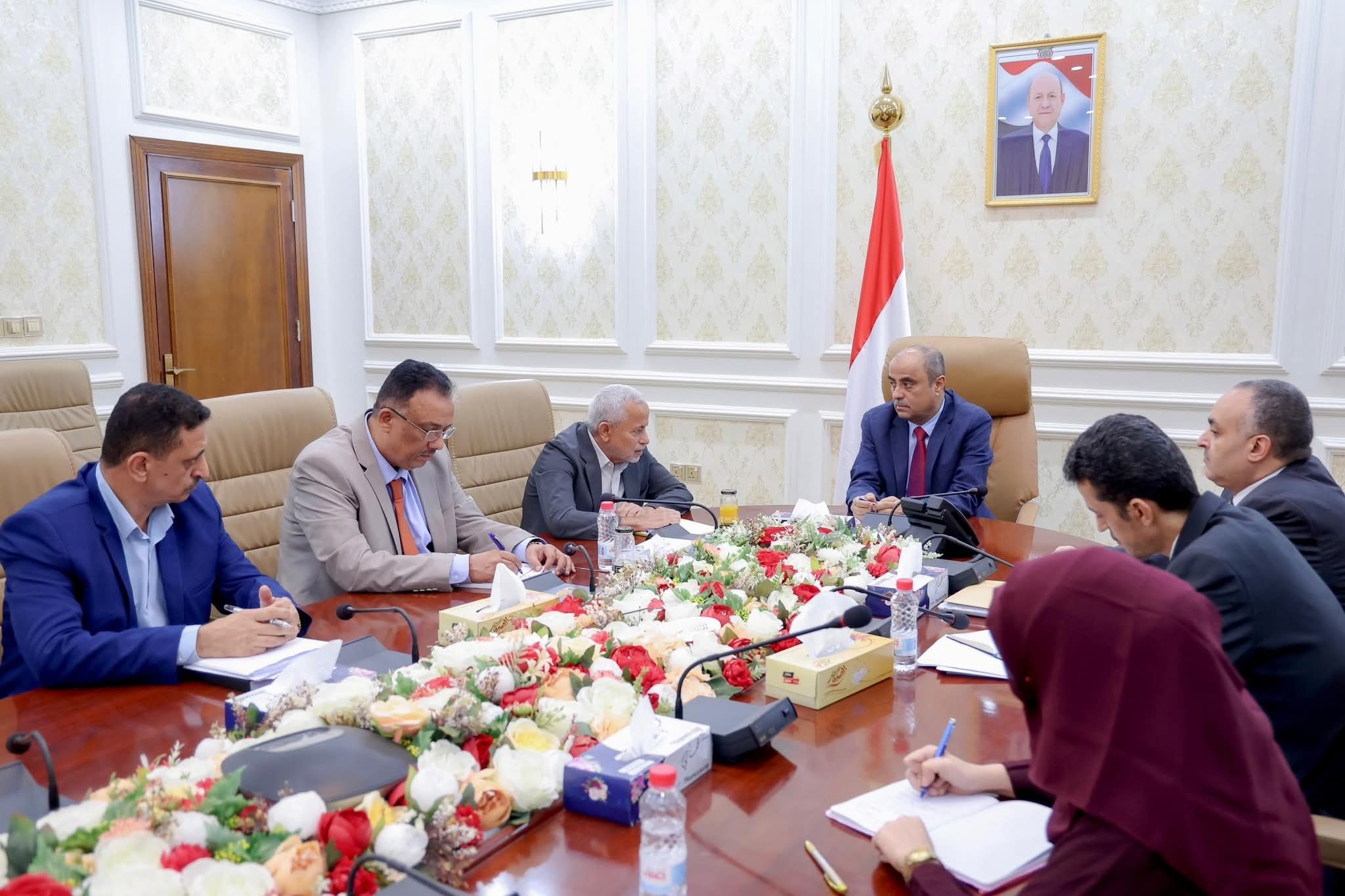 "بن بريك" يؤكد حرص الحكومة على تفعيل أداء هيئة الاستثمار وتحسين إجراءاتها لجذب المستثمرين