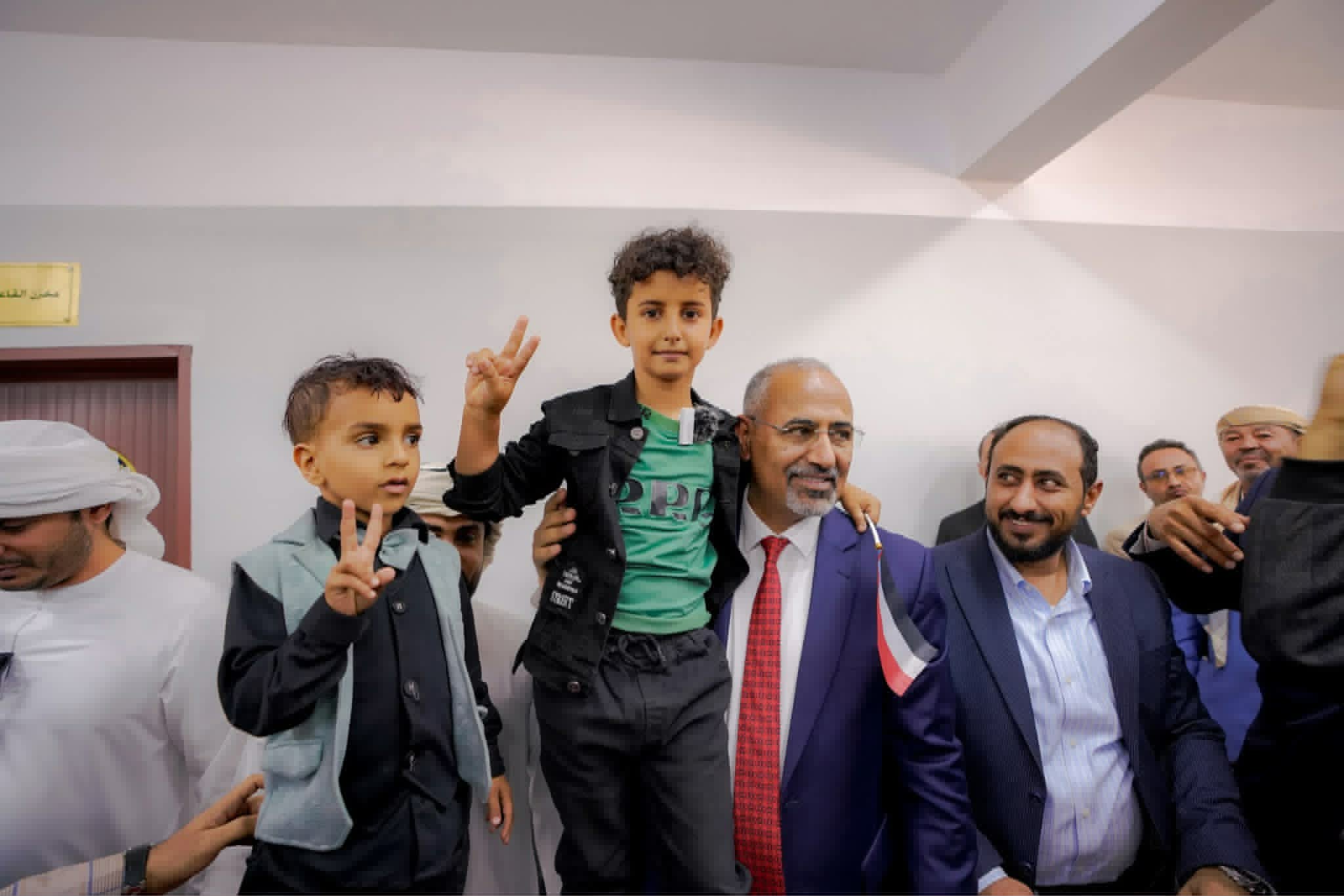 من هو الطفل الذي أحتضنه عيدروس الزبيدي في الشعيب بالضالع  بعد أن القى كلمة أذهلت الجميع ؟ .. الإسم والصورة
