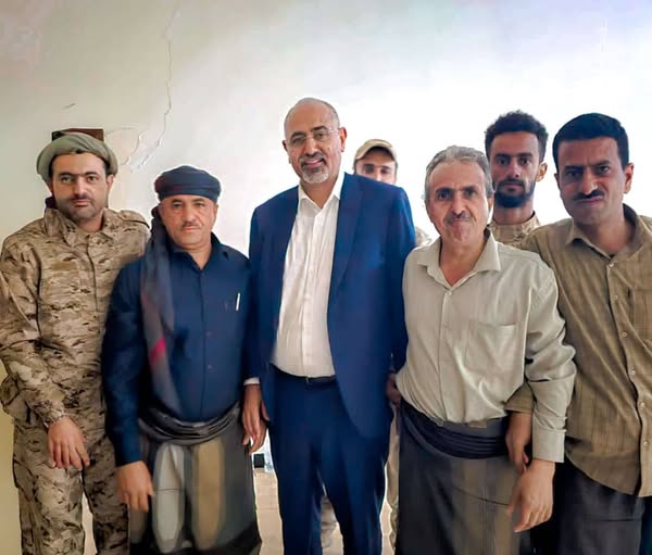 اللواء الزبيدي يزور  القيادي صلاح الشنفرة الى منزلة بالضالع .. صور وتفاصيل