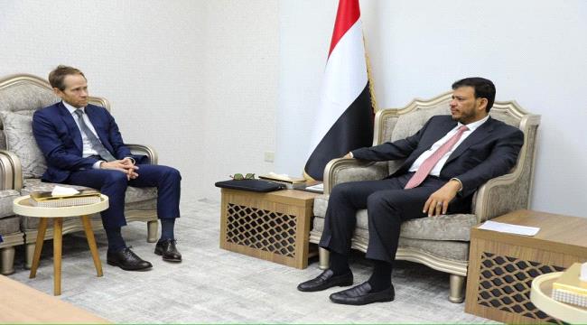 عبدالله العليمي يلتقي مع نائب رئيس مجموعة الأزمات الدولية لبحث جهود السلام