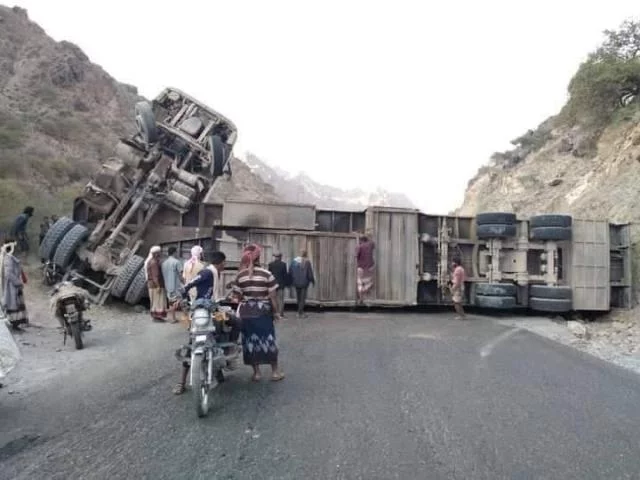 حادث مروري لشاحنة محملة بالأبقار في إب .. وهذا ماحدث لحمولتها بالكامل .. صورة