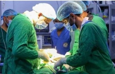 فريق جراحي بالمخا ينقذ طفلًا من ورم خطير  