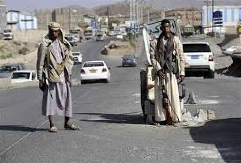 لمنع النساء من السفر .. مليشيا الحوثي تستحدث نقطة على مدخل هذه المدينة 