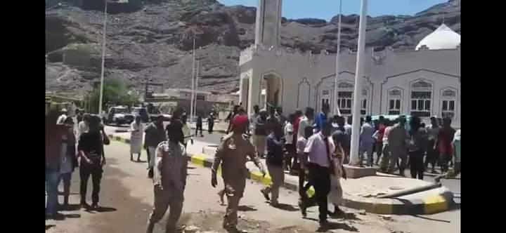 صحفي يمني يكشف تفاصيل ما حدث في معاشيق اليوم من أول لحظة حتى العودة ومن هو الوزير الذي قابل المحتجين ؟ .. صور