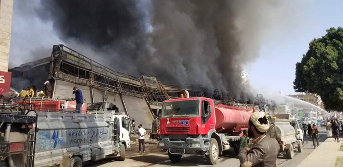 أول تعليق للحوثيين على اسباب الحريق الهائل الذي التهم "برافو سنتر" في صنعاء