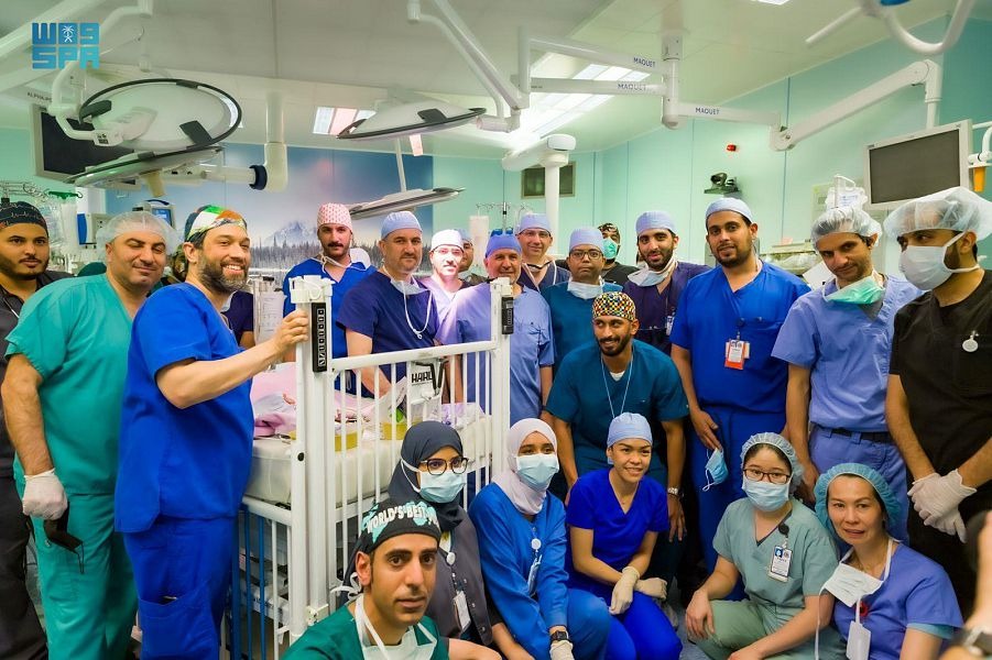 فريق جراحي ينجح بفصل التوأم السيامي اليمني "يوسف وياسين" الملتصقين بالرأس في عملية استغرقت 15 ساعة