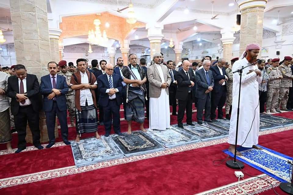 رئيس مجلس القيادة الرئاسي يؤدي صلاة عيد الأضحى ويستقبل المواطنين في عدن