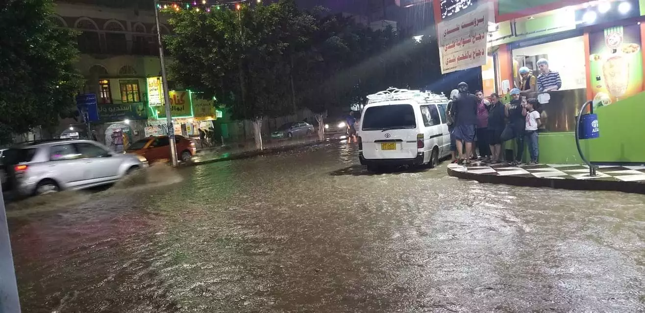يحدث الان غرق شارع شهير في مدينة صنعاء جراء الأمطار الغزيرة المتواصل (صورة)