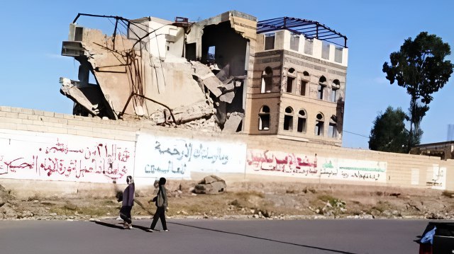 كارثة مخيفة.. مساع حوثية لهدم سور وباحات أول مسجد أثري في صنعاء!