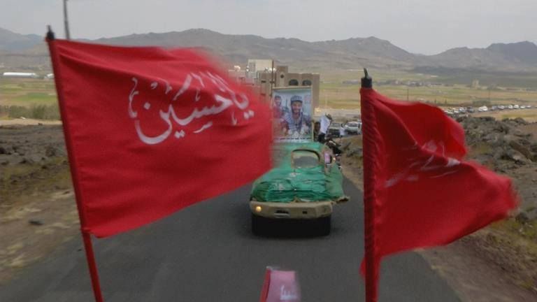احتفاء بعاشورا ..  مليشيا ترفع  ”الرايات الحمراء ” بصنعاء تقليدا لبدعة شيعية في العراق .. (اول صور)
