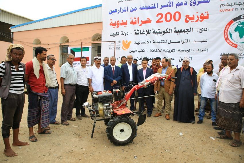 توزيع 200 حراثة يدوية للمزارعين في لحج وأبين والحديدة وتعز بدعم كويتي