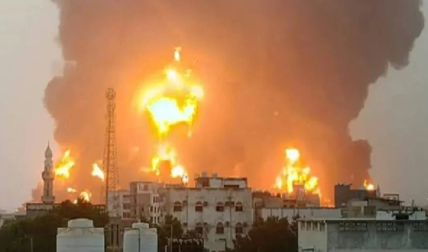 في تطور خطير يشهده البحر الأحمر .. أول رد حوثي على على قصف ميناء الحديدة
