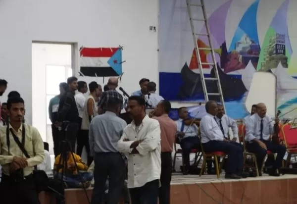 صادم .. لملس يوجه صفعة مدوية لعيدروس الزبيدي بعد تمزيق العلم اليمني بعدن (تفاصيل)