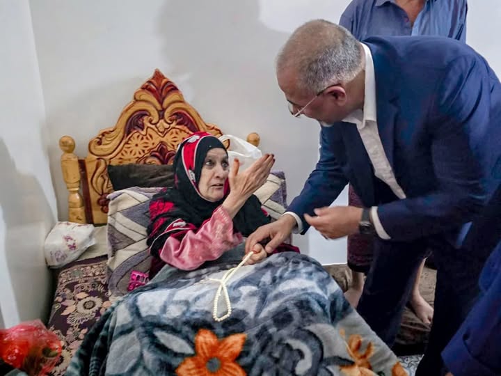 شاهد صورة اللواء عيدروس الزبيدي اثناء زيارة والدة القيادي  صلاح الشنفرة