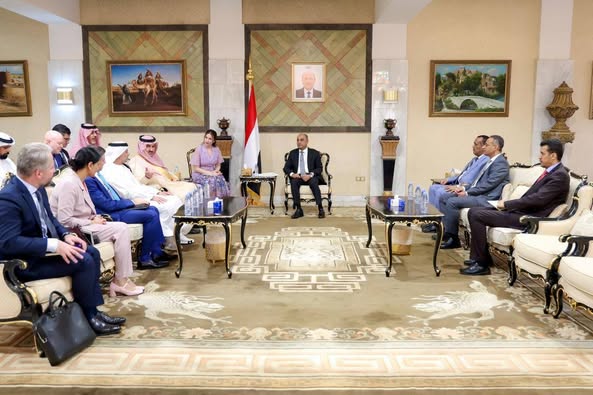 رئيس الوزراء يعقد اجتماعاً مع سفراء عدد من الدول الراعية للعملية السياسية في اليمن