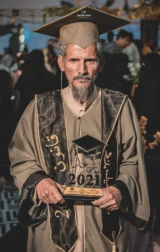 شاهد صورة من احتفال مواطن يمني خمسيني بتخرجه من كلية الحقوق