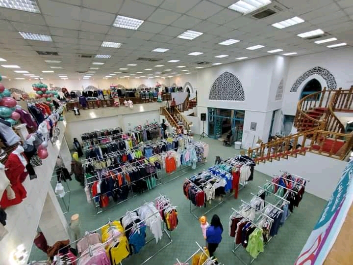  الحوثيون يحولون ”بيت الثقافة” إلى معرض للملابس الجاهزة المنحطة ويثيروا غضب اليمنيين..شاهد الصورة