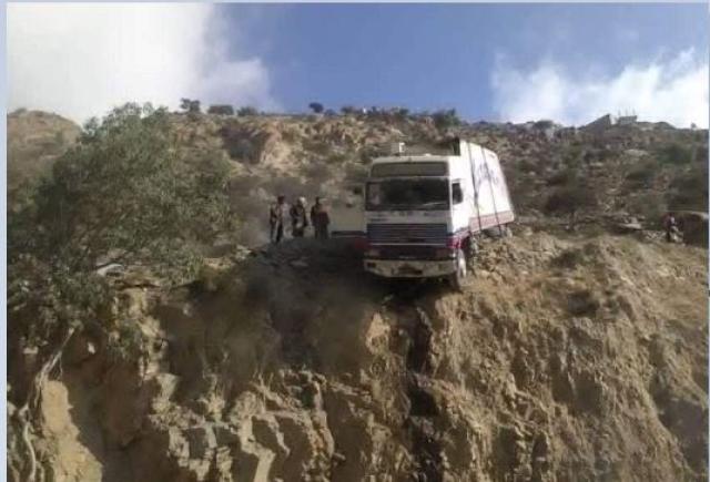     شاهدنجاة سائق وشاحنته بأعجوبة من قمة جبل مرتفع بمحافظة تعز   |صورة