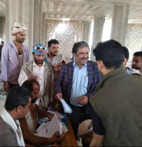 مدير عام قعطبة يدشن توزيع المساعدات الغذائية المقدمة من مركز الملك سلمان للأعمال الإنسانية