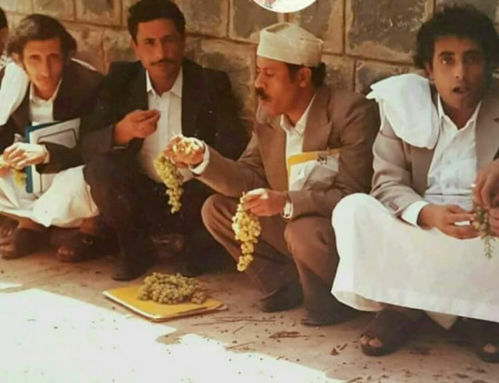 صورة للفنان أيوب طارش وهو يتناول عناقيد العنب في الثمانينات مع اصدقائه