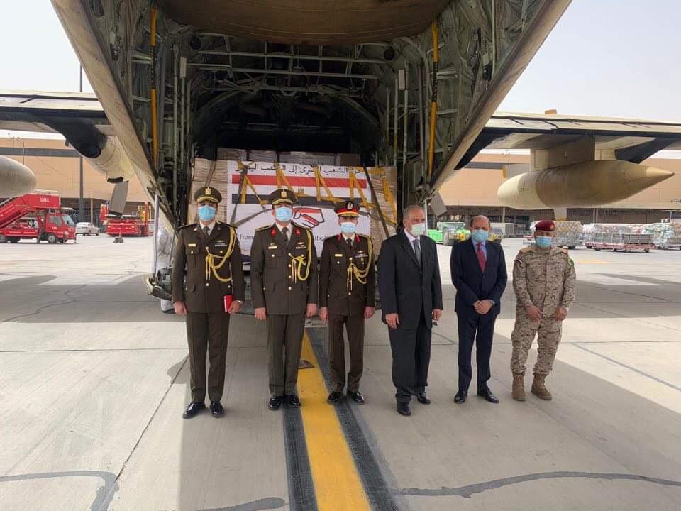 في مطار الرياض : سفيري اليمن ومصر يستقبلان شحنة مساعدات مصرية للشعب اليمني 