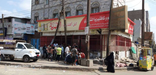 كابينة اتصالات هاتف أرضى في بعدن أصبحت بازاراً لتوافد المشتركين المنقطعة خطوطهم عليها