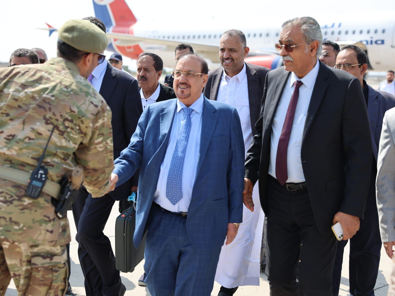  شاهد بالصور : رئيس مجلس النواب الشيخ سلطان البركاني يصل العاصمة المؤقتة عدن ومعه أعضاء المجلس ( تفاصيل ) 