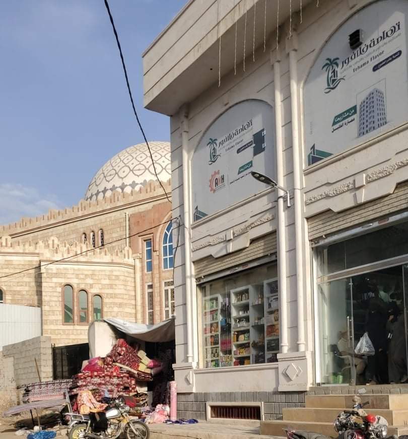 مليشات الحوثي تحول نصف  مسجد الفردوس حولته الى مول تجاري 