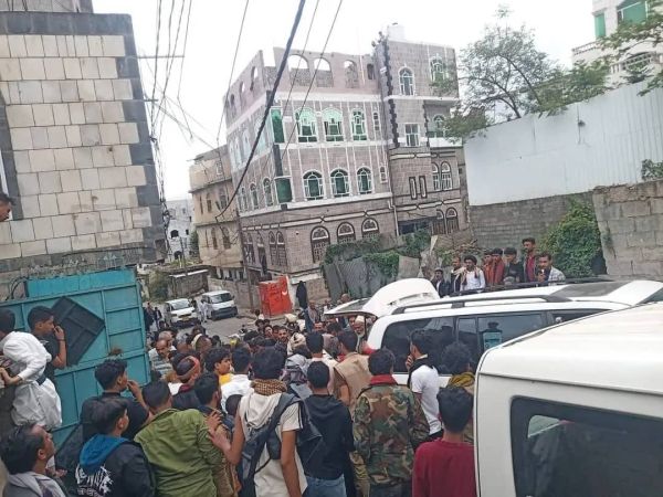 أثناء عوته من مراكز مليشيا الحوثي الصيفية.. طفل يقتل والده طعنا بالخنجر