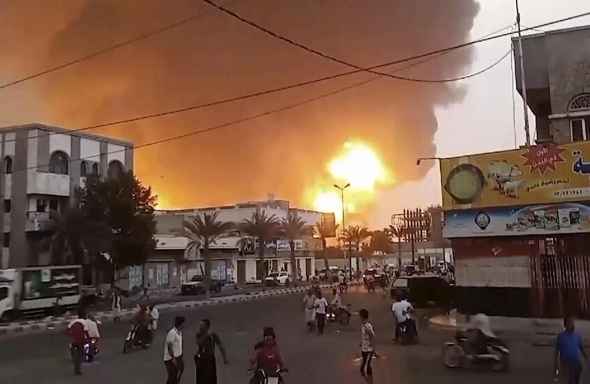 الكشف عن تفاصيل الغارات الإسرائيلية التي استهدفت موانئ الصليف والحديدة