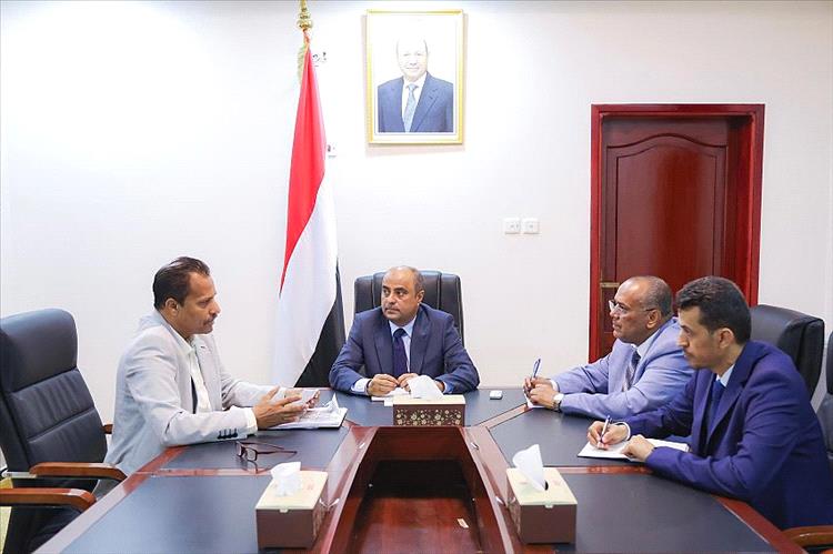 رئيس الوزراء يلتقي محافظ أبين ويوجّه السلطة المحلية بتنفيذ معالجات عاجلة متصلة باحتياجات المواطنين