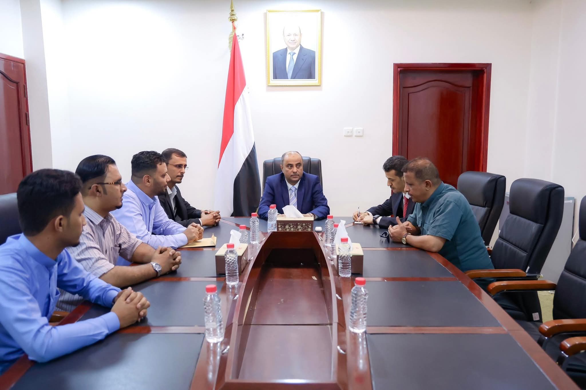 رئيس الوزراء يؤكد دعم المبادرات الشبابية المجتمعية ويوجّه بتمويل مشروع إعادة تأهيل طريق دولي
