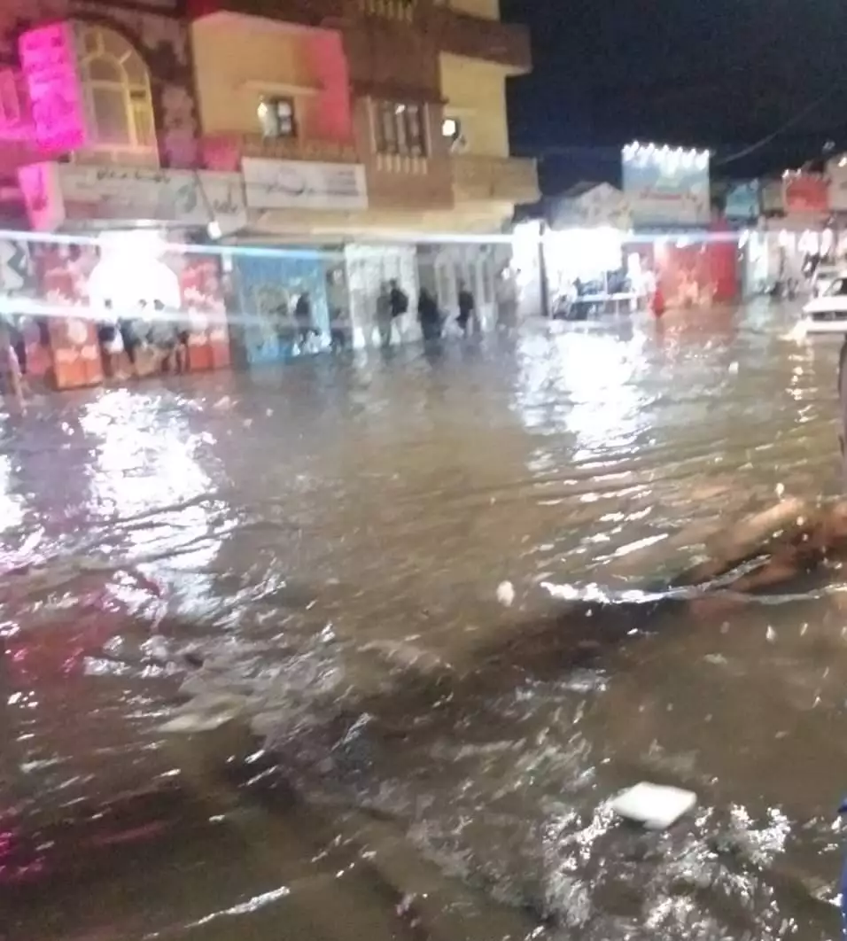 شاهد .. المنخفض الجوي يغرق شارع تجاري اخر في مدينة صنعاء .. صورة
