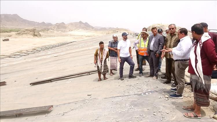 نائب رئيس مجلس النواب ومحافظ أبين يتفقدان سير العمل في مشروع سد حسان الإستراتيجي