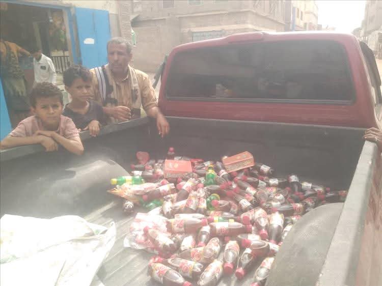 أبين.. ضبط مواد غذائية تالفة في إحدى المحلات التجارية بسوق مدينة جعار