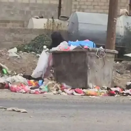مواطنون في مدينة إب يبحثون عن بقايا الطعام داخل براميل القمامة أمام منازل قيادات حوثية