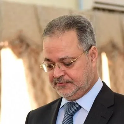 مستشار رئيس مجلس القيادة الرئاسي يهاجم الحوثيين ويذكر بجرائمهم ويطلق هذا الوصف على زعيم الجماعة !