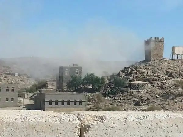 ضمن جرائمها المستمرة.. مليشيا الحوثي تقصف بشكل عشوائي على منازل المواطنين!