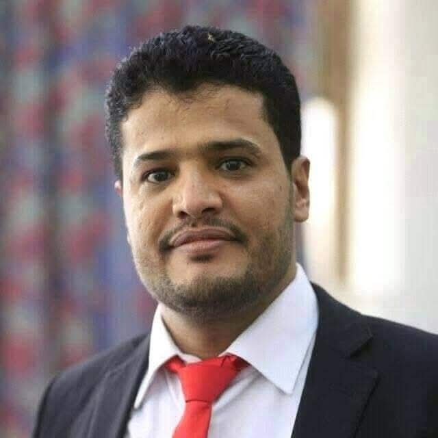 تفاصيل عملية اعتقال صحفي يمني بارز في مأرب واقتحام منزله من قبل قوة أمنية