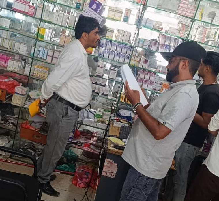 مكتب الصحة في الحديدة يعلن ضبط صيدليات متلاعبة بأسعار الأدوية