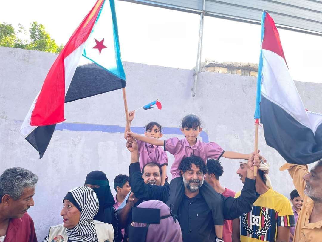 صادم .. قائد عسكري يقتحم مدرسة في عدن بعد منعها لطفلة رفع علم الجنوب (تفاصيل)