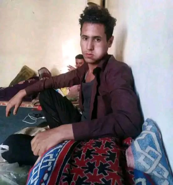 العثور  على جثة شاب في تعز  و قد أكلت الكلاب جزء جسده وبجواره بقايا  قطعة سلاح .. الإسم و الصورة