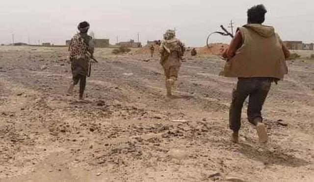 مأرب تحول صور الحوثيين الى مادة للسخرية والاستهزاء وتحرقها علناً