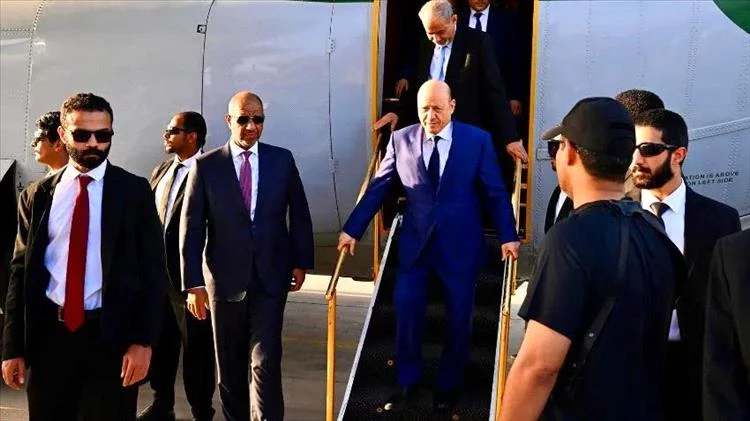 عودة رئيس مجلس القيادة الرئاسي إلى العاصمة المؤقتة عدن قادماً من الرياض  